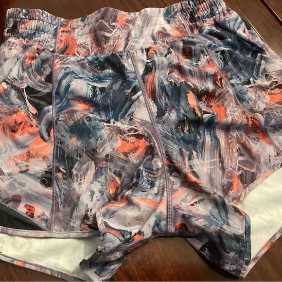 lululemon Hotty hot Shorts high rise 4 inch - Picture 3 of 6